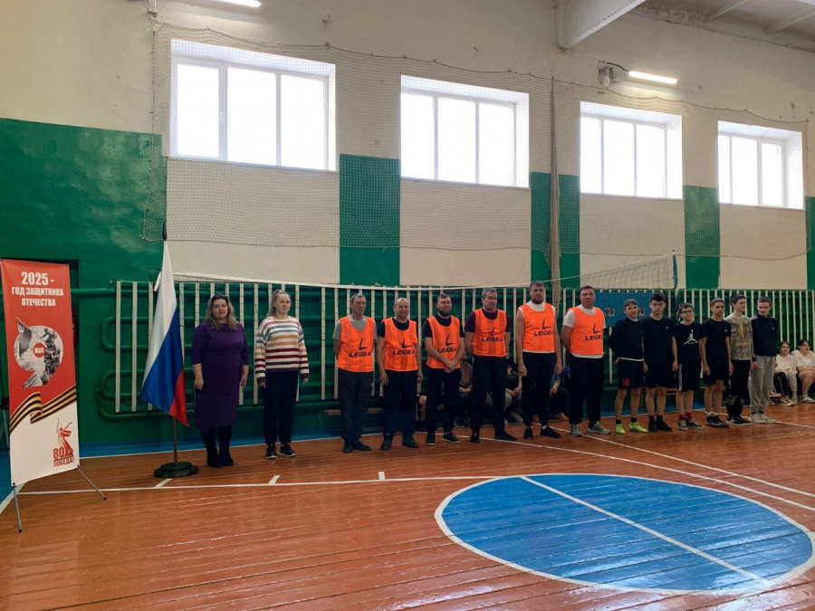 В преддверии празднования Дня Защитника Отечества  в школе с. Сухой Карабулак прошло спортивное мероприятие между командами пап «Защитники  Отечества» и сыновей «Будущие Защитники Отчества» по баскетболу