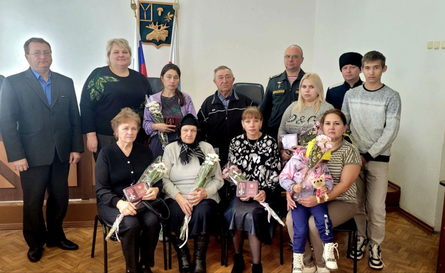 Глава района Н.В. Трошина вручила ордена Мужества самым близким людям погибших в ходе специальной военной операции Глава района Н.В. Трошина вручила ордена Мужества самым близким людям погибших в ходе специальной военной операции