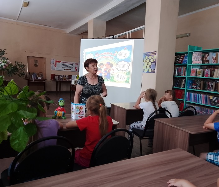 «Дружба начинается с улыбки!»                                                                                                Литературно - игровое  мульт-шоу