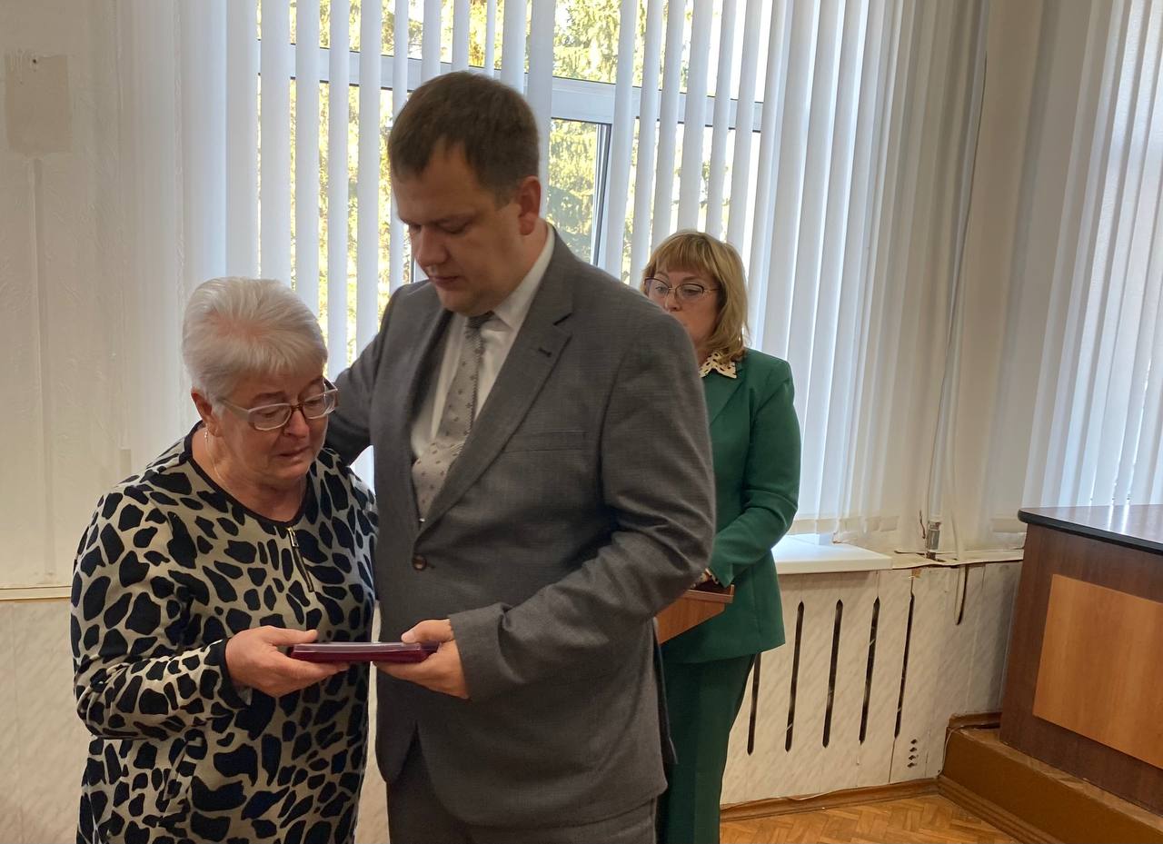 Глава района А. Д. Курочкин на прошедшем сегодня заседании постоянно действующего совещания вручил государственную награду
