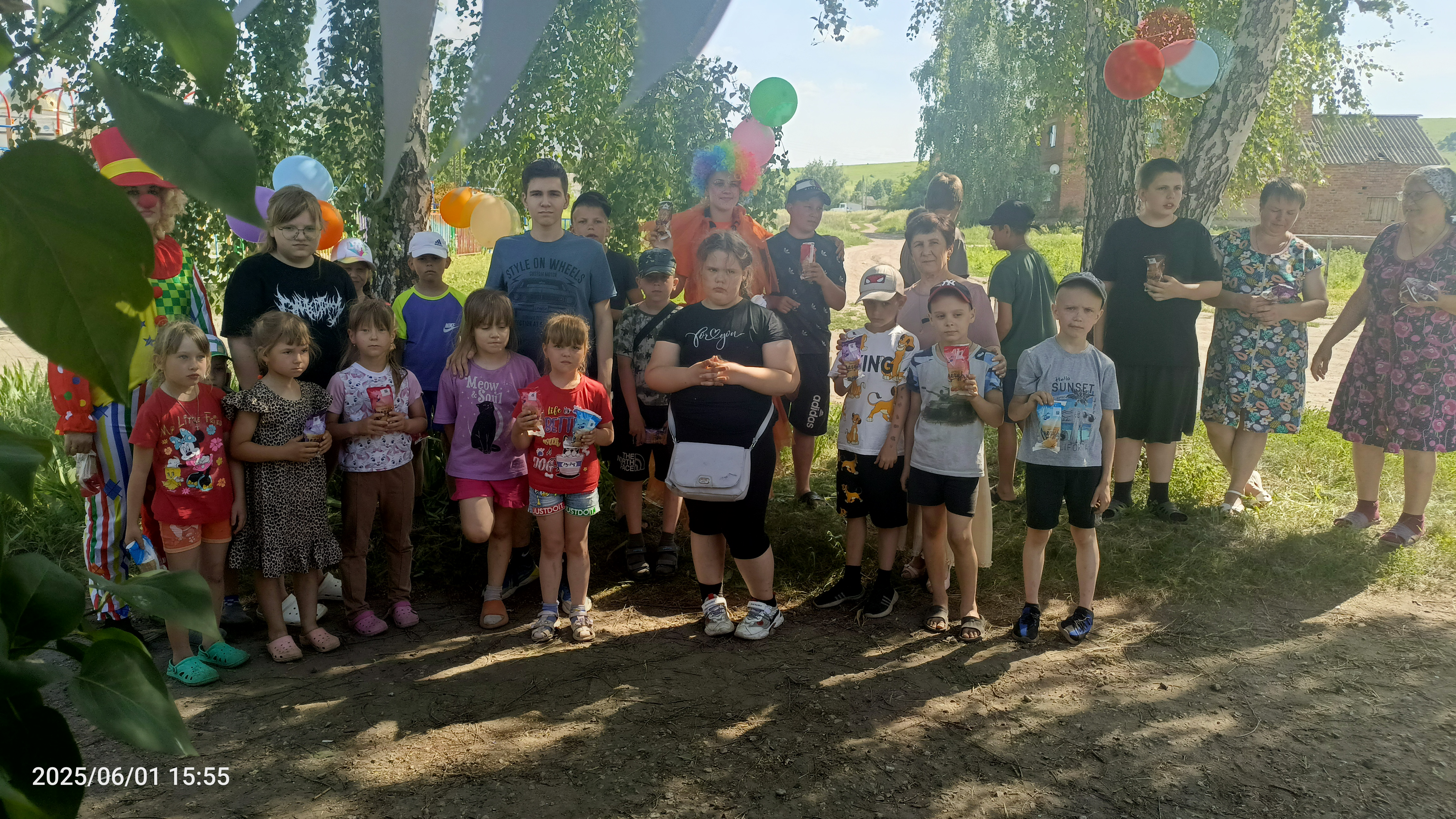 1 июня на площади Ивановского сельского Дома культуры прошла необычная и яркая конкурсно-игровая программа под названием "Мои веселые каникулы", приуроченная ко Дню защиты детей