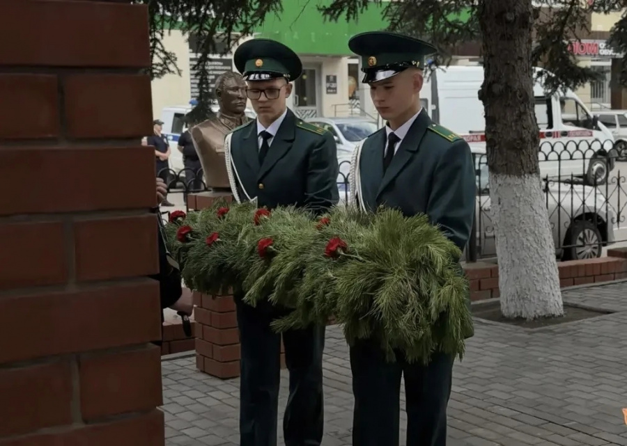 Сегодня, 22 июня у «Мемориала памяти» прошёл трогательный митинг памяти и скорби «И помнит мир спасённый», в ходе которого были кратко раскрыты события военных лет, вспомнили о том, какими усилиями достигнута великая Победа