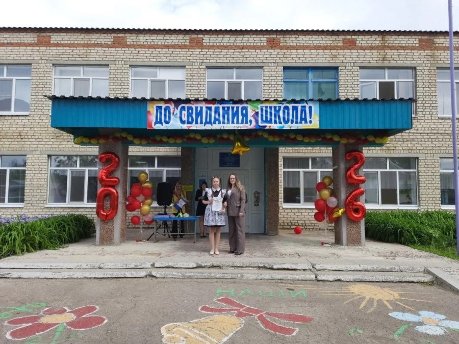  Заместитель главы администрации Максимовского МО Наталья Лопатникова приняла участие в торжественной линейке, посвящённой последнему звонку в школе с. Сухой Карабулак