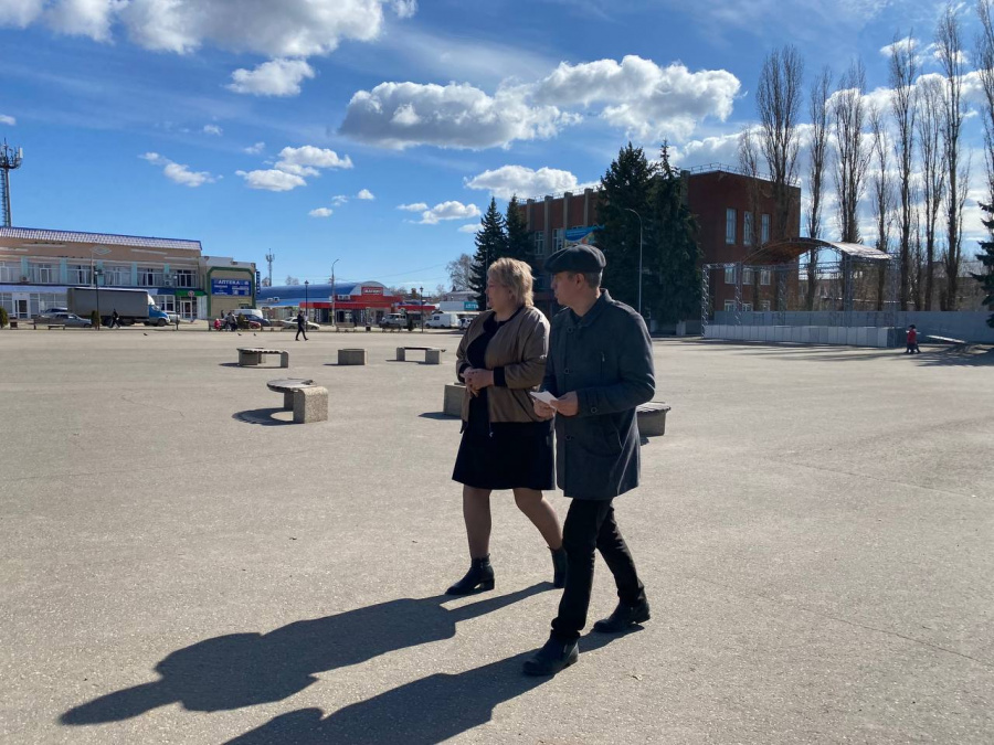 Глава района Н. В. Трошина посмотрела, в каком состоянии находятся объекты на центральной площади