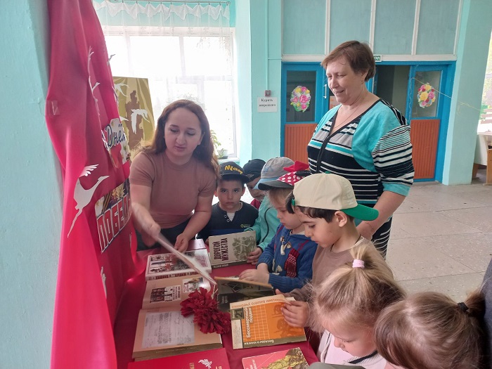 «Герои Великой Отечественной ...»                                                                                     Обзор книжной выставки