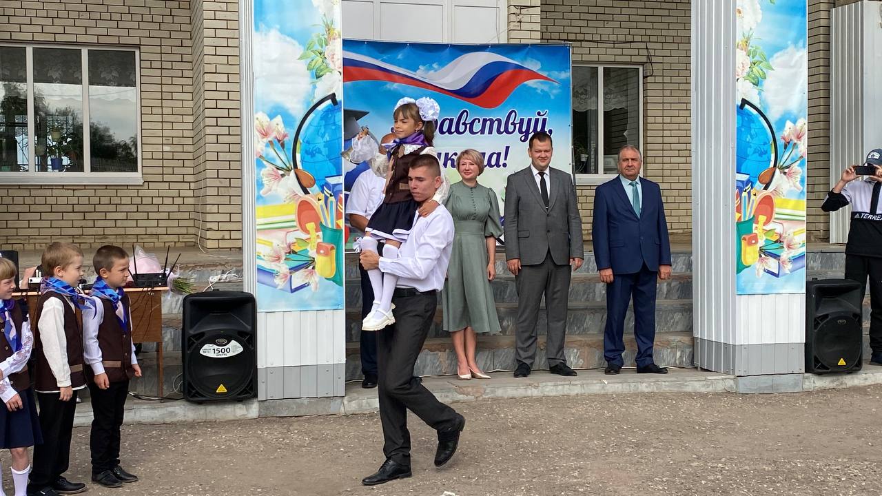 Сегодня рабочий день глава района А. Д. Курочкин начал с поездки в р. п. Свободный, где принял участие в праздничной школьной линейке, посвящённой Дню знаний.