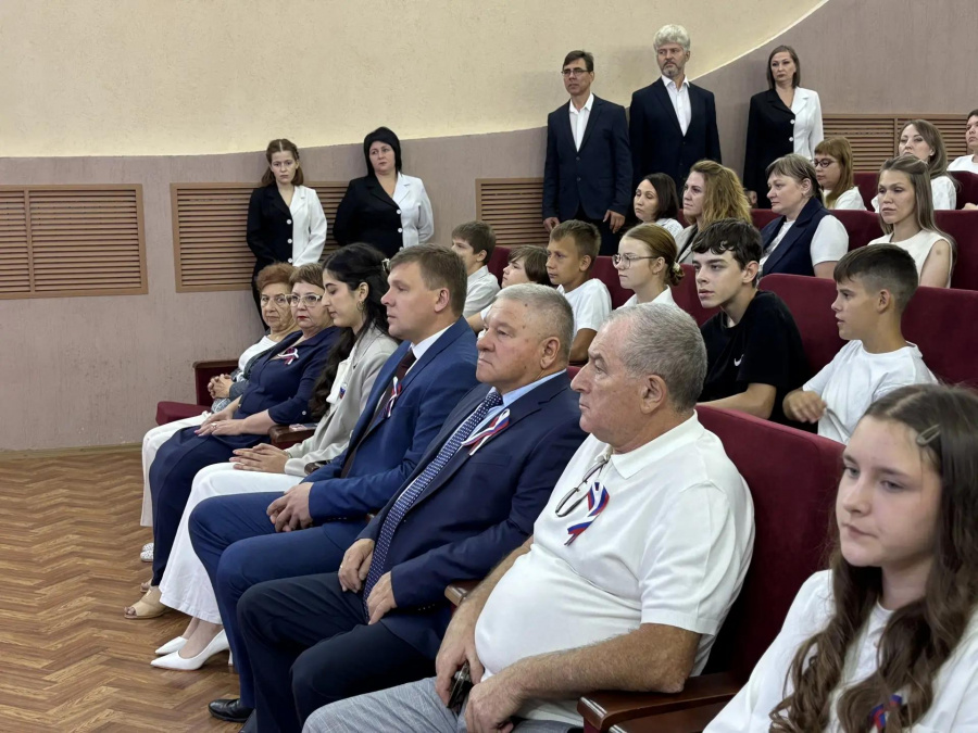 Глава района Андрей Кушнарёв принял участие в торжественном мероприятии, приуроченном ко Дню Государственного флага Российской Федерации