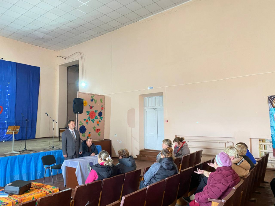 Глава района Артём Курочкин провёл встречу с жителями села Стригай Глава района Артём Курочкин провёл встречу с жителями села Стригай