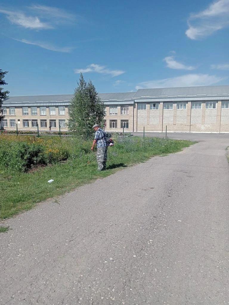 Глава администрации Свободинского муниципального образования Сергей Панкратов держит на особом контроле обкос территорий социальных учреждений