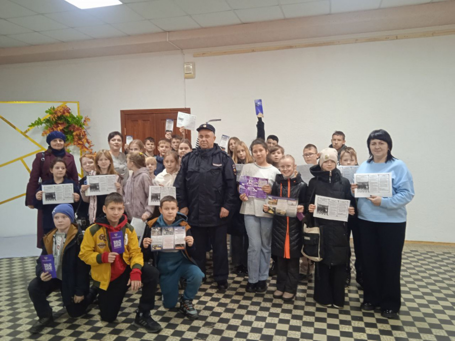 Сотрудники полиции провели профилактическую акцию «Будь ярким пешеходом и ответственным водителем!» для учеников СОШ №1