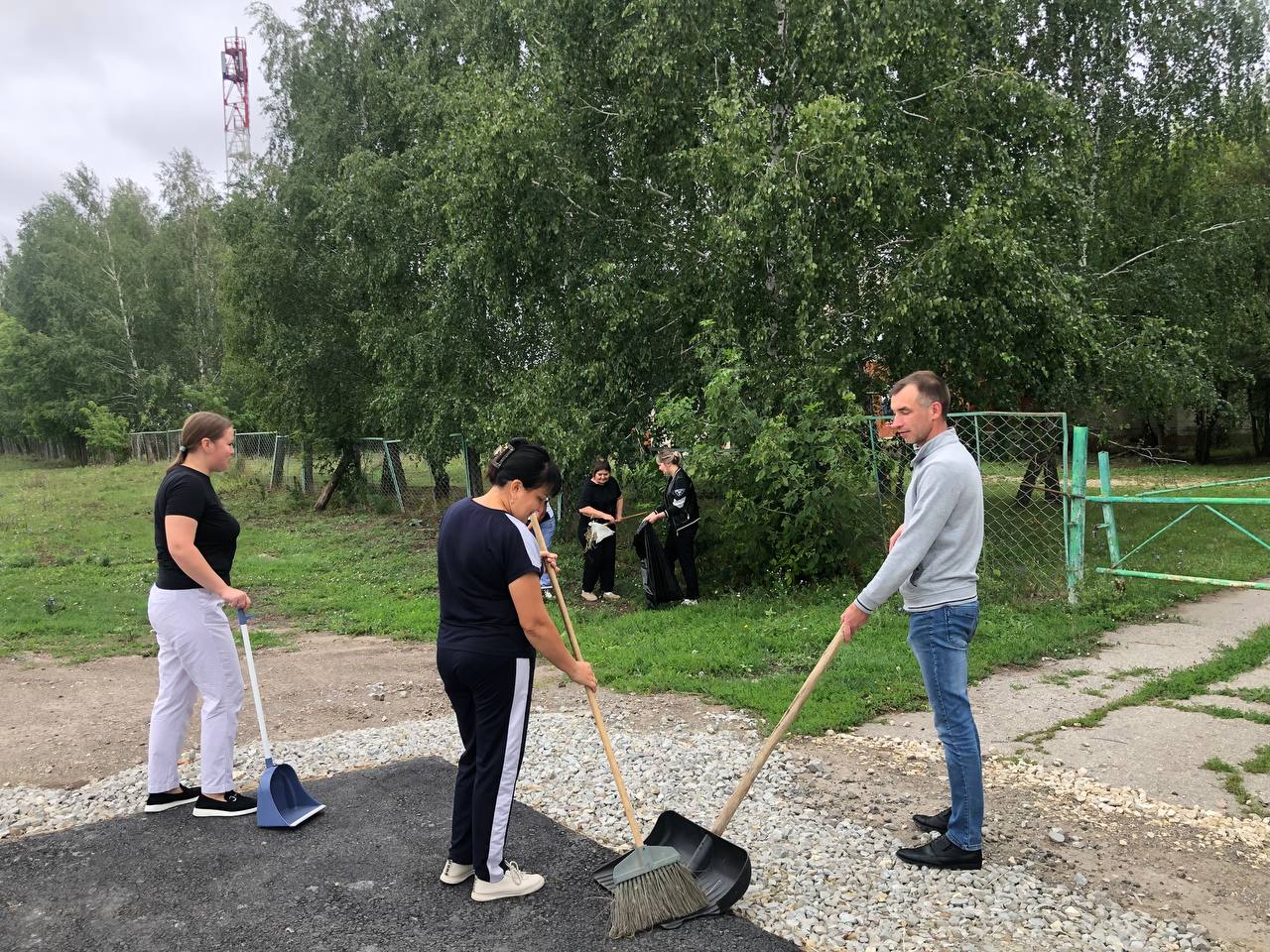 Коллектив администрации Яковлевского муниципального образования под руководством главы администрации муниципалитета Р. Г. Тугушевым провели субботник