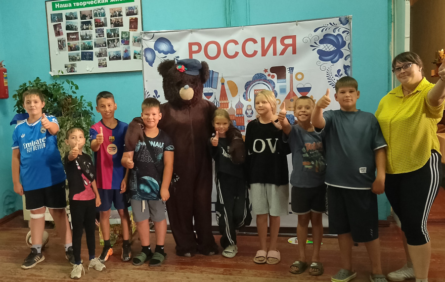 Заведующая Первоханенëвским СДК совместно с библиотечным работником  провели для детей развлекательную программу "Медовый Спас"