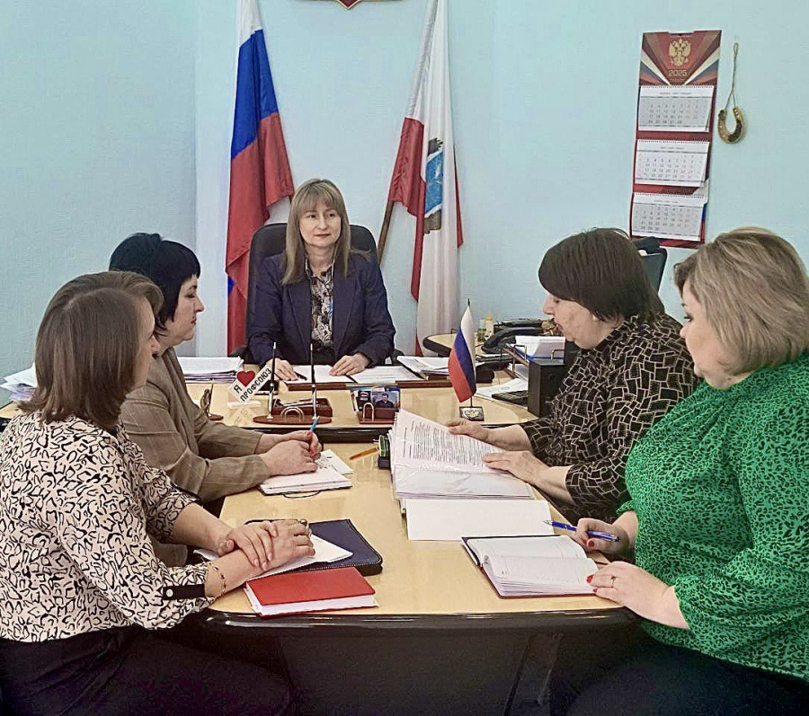 В администрации района прошла встреча с заместителем председателя Федерации профсоюзных организаций области Ю. Е. Винокуровой