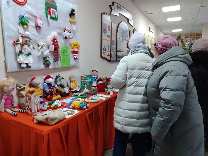 «Мягкое» чудо своими руками»                                                                               Выставка вязаных игрушек ивановских мастериц                                         Г.П. Наумовой и  Е. М. Куликовой