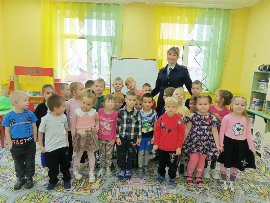 Сотрудники Госавтоинспекции провели занятие по ПДД с воспитанниками детского сада
