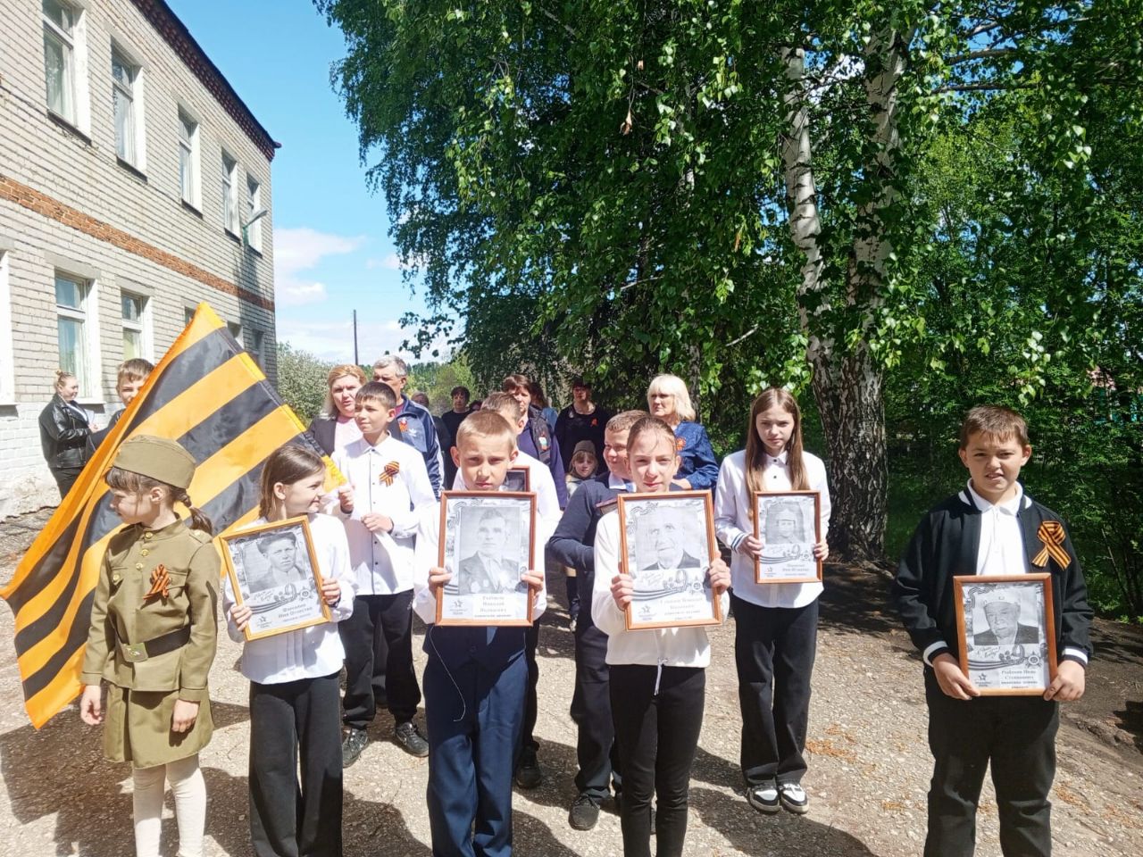 В селе Первая Ханеневка перед митингом, посвященном 80-летию Победы в ВОВ прошла акция ,, Бессмертный полк"