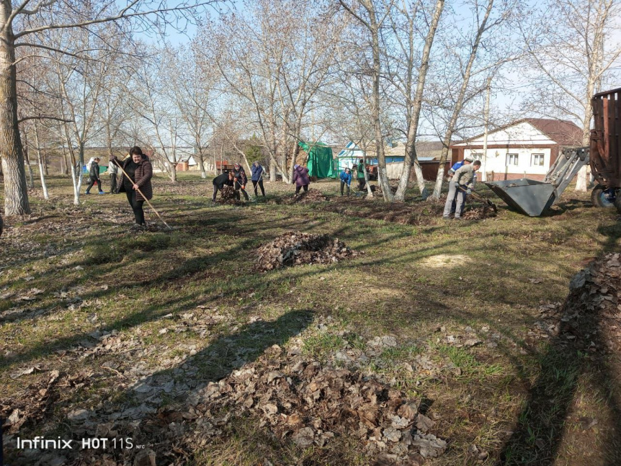 При участии администрации Липовского МО в Тепляковке прошел очередной субботник