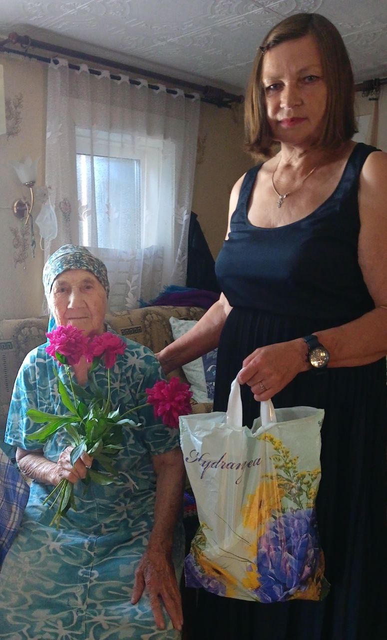 Сегодня специалист администрации Свободинского МО Андреева М.В. поздравила с Днём рождения труженика тыла Андрееву Анну Сергеевну