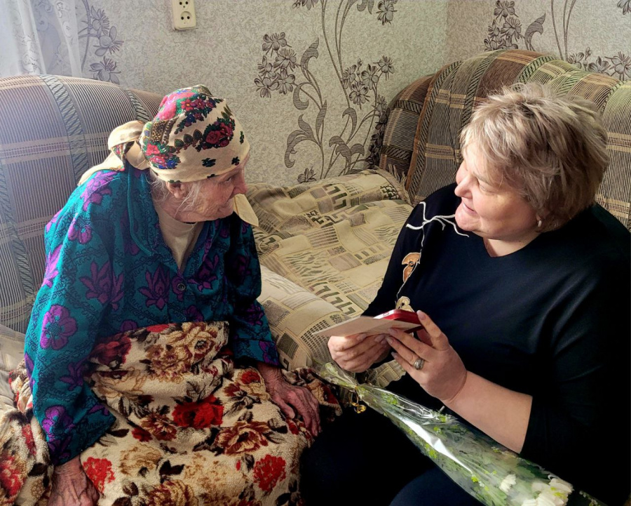 Глава района Н.В. Трошина вручила юбилейную медаль «80 лет Победы в Великой Отечественной войне 1941-1945 годов» труженице тыла Андрияновой Ольге Григорьевне