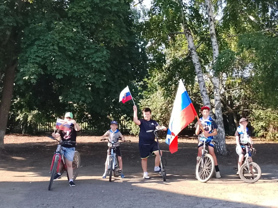 Работники СДК с.Стригай совместно  с СОШ провели велопробег ко Дню флага