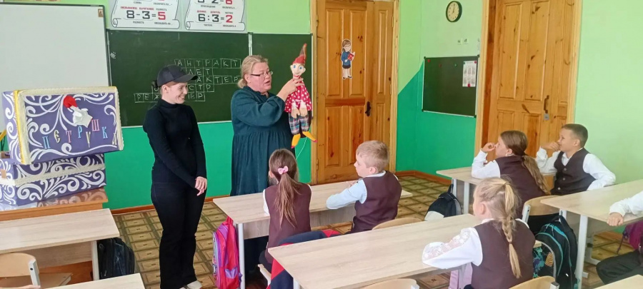 Наш театр кукол "Петрушка" в лице режиссера Уваровой Юлии Николаевны и активной участницы большинства мероприятий, проводимых Районным Домом Культуры, Крючковой Анастасии, отправился в гости к учащимся 2 го класса Свободинской школы