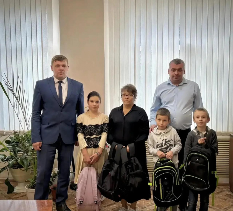 Глава района Андрей Кушнарёв в преддверии 1 Сентября помог многодетной маме собрать детей в школу