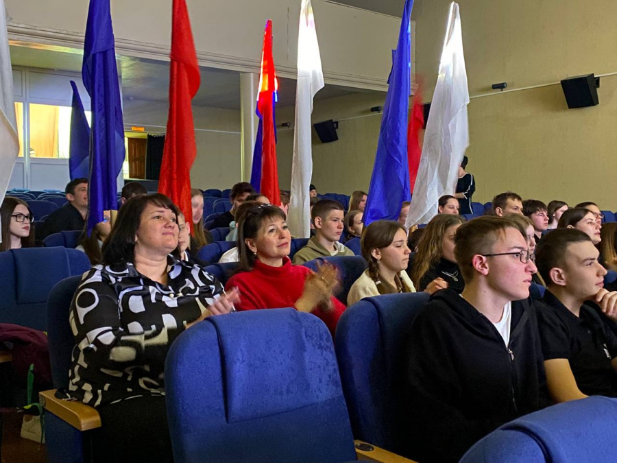 Первый заместитель главы администрации Базарно-Карабулакского района Ю. В. Евдокимова приняла участие в патриотической программе, посвящённой Дню воссоединения Крыма с Россией