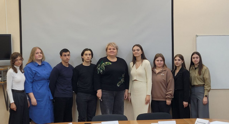 Глава района Наталья Трошина встретилась с выпускниками нашего района, которые заключили целевые договора на обучение и в скором времени вернуться в школы нашего края, обучать молодое поколение Глава района Наталья Трошина встретилась с выпускниками нашего района, которые заключили целевые договора на обучение и в скором времени вернуться в школы нашего края, обучать молодое поколение