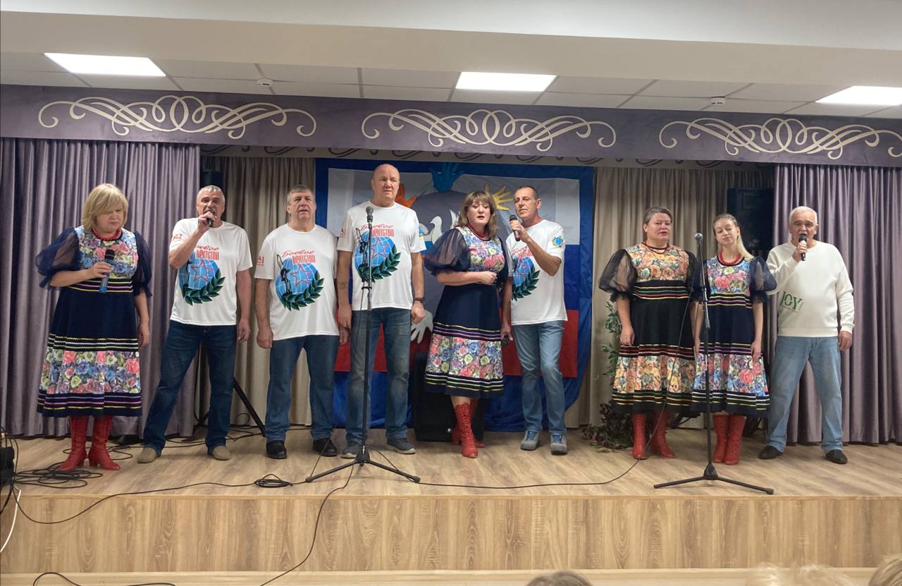 Поддерживая традицию взаимопомощи и доброты, в преддверии Дня народного единства, в «Хватовском доме-интернате для престарелых и инвалидов» прошёл праздничный концерт с участием автора-исполнителя Дмитрия Рыжова, коллективов «Зоренька» и «Боевое братство»