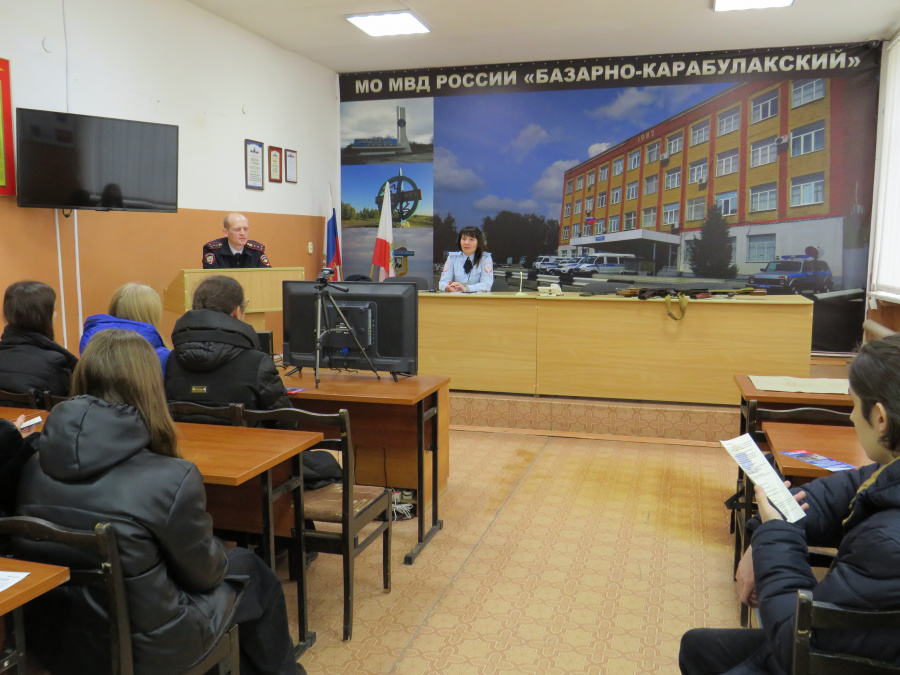 В полиции Базарно-Карабулакского района прошёл День открытых дверей для старшеклассников