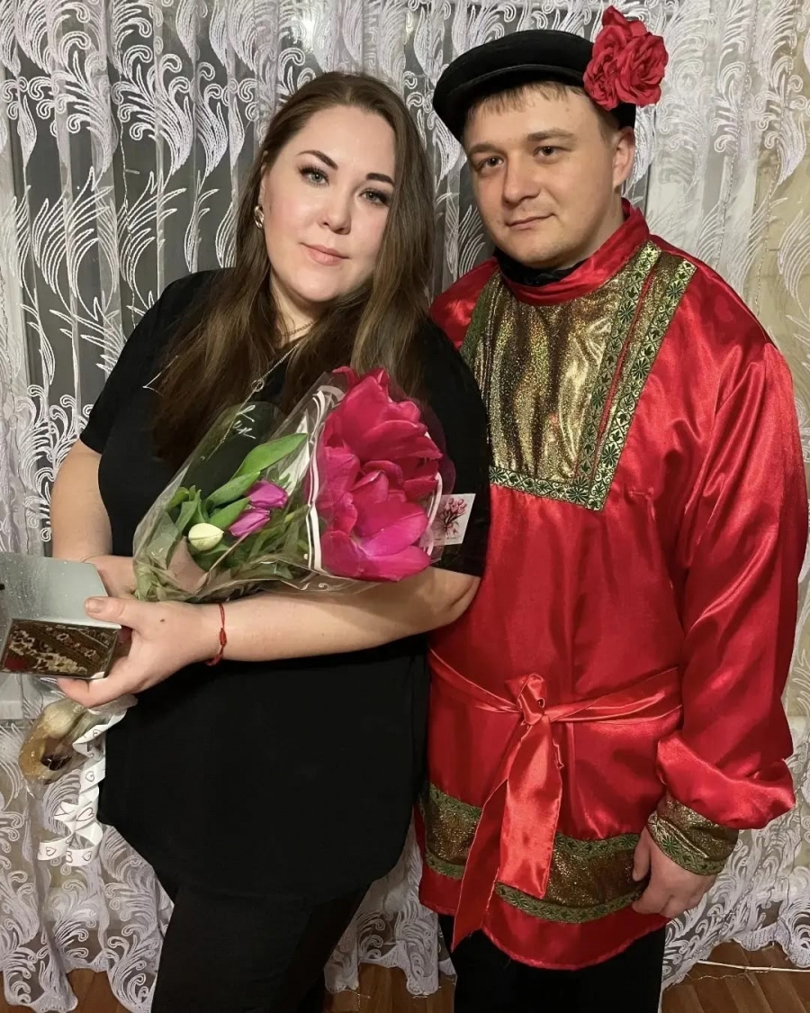 3аведующий структурным подразделением СДК с.Вязовка - Чирцов В.Н., в русском народном костюме, принял участие в Акции Росмолодежи «Вам, любимые!», поздравив свою избранницу, любимых женщин своей семьи, подруг, а также женщин села Вязовка и Старя Жуковка