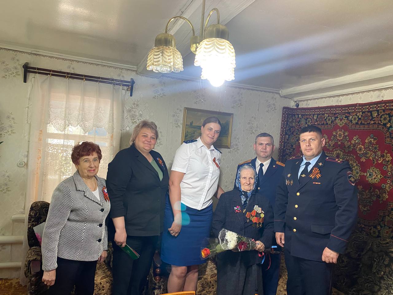 Глава района Н.В. Трошина поздравила труженицу тыла Марию Андреевну Сидорову с Днём Победы
