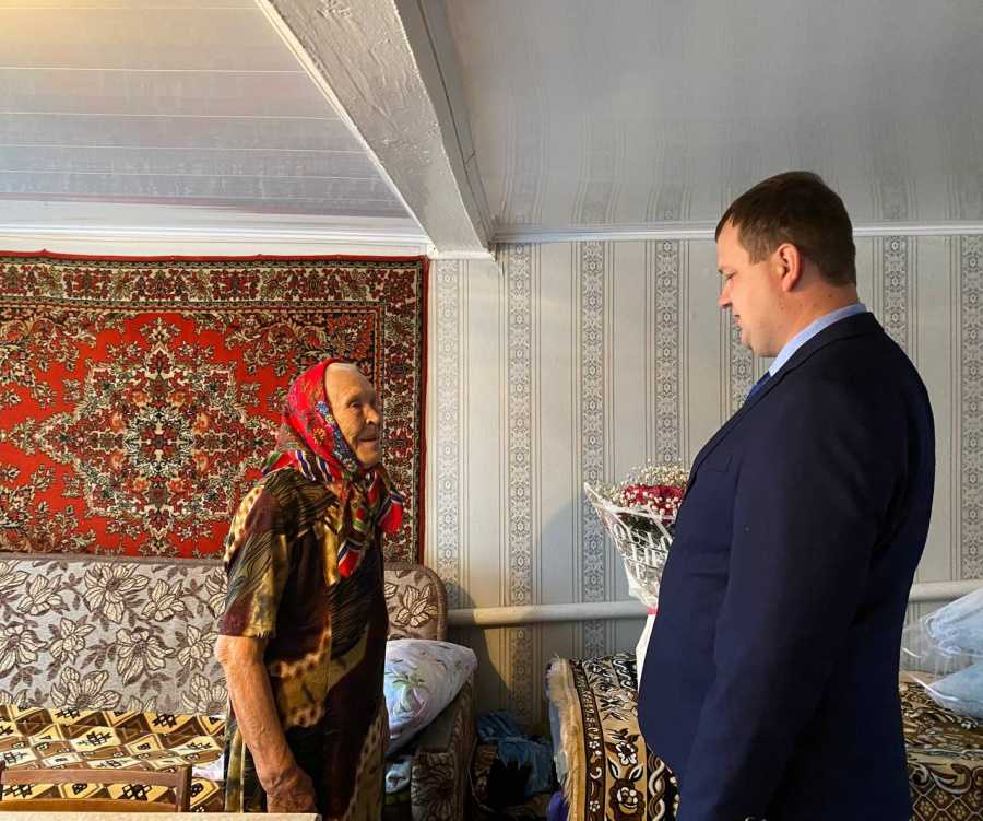 Глава района Артём Курочкин навестил труженицу тыла Валентину Павловну Жигалову из Тепляковки