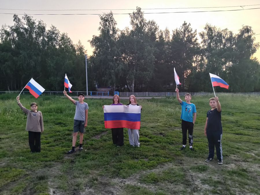 Флаг — это символ величия и могущества страны, символ побед ее свершений