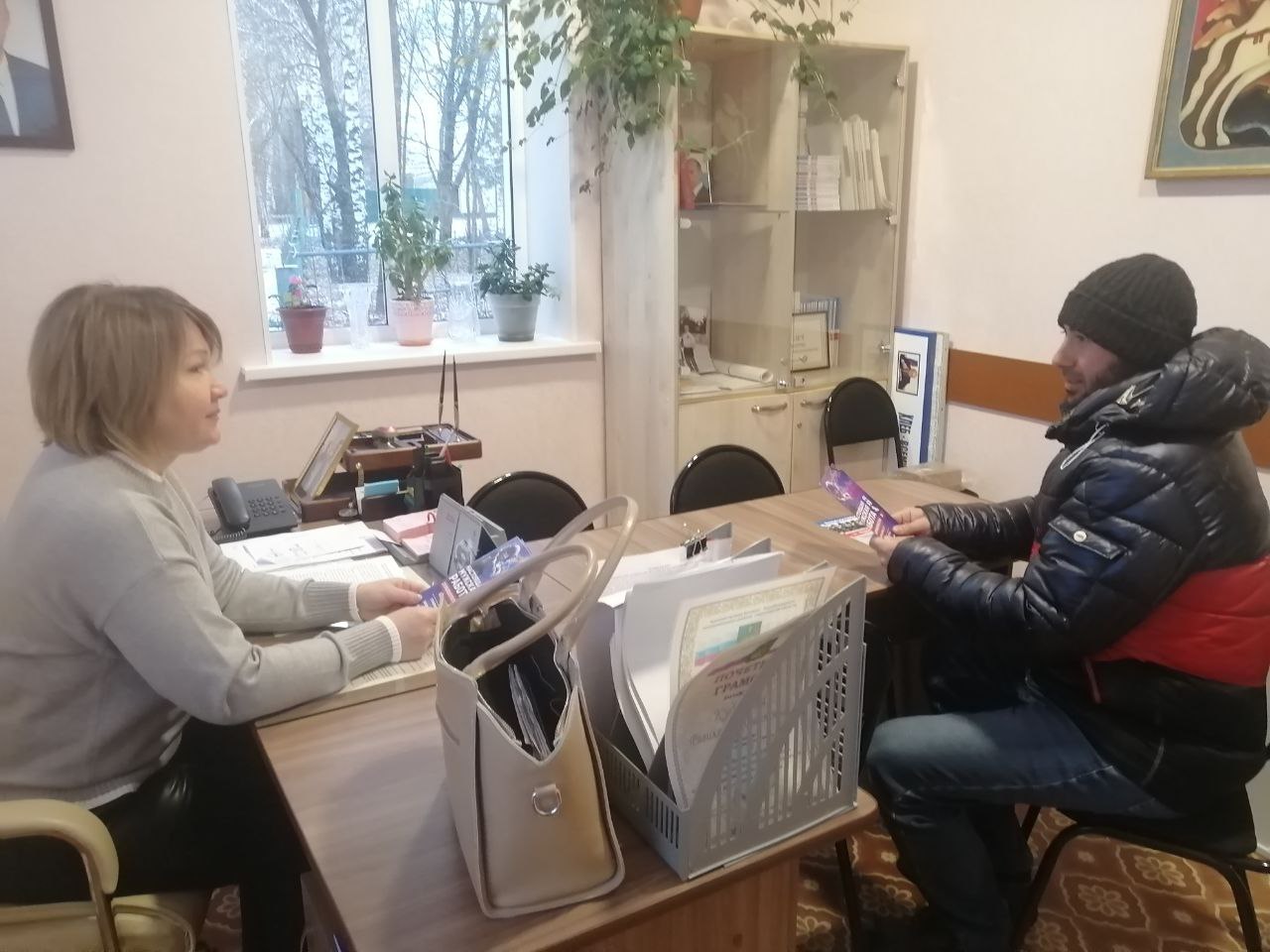 Глава администрации Старобурасского муниципального образования Кудашева Равиля Абдряшитовна активно занимается разъяснительной работой среди местного населения, рассказывая о преимуществах службы по контракту