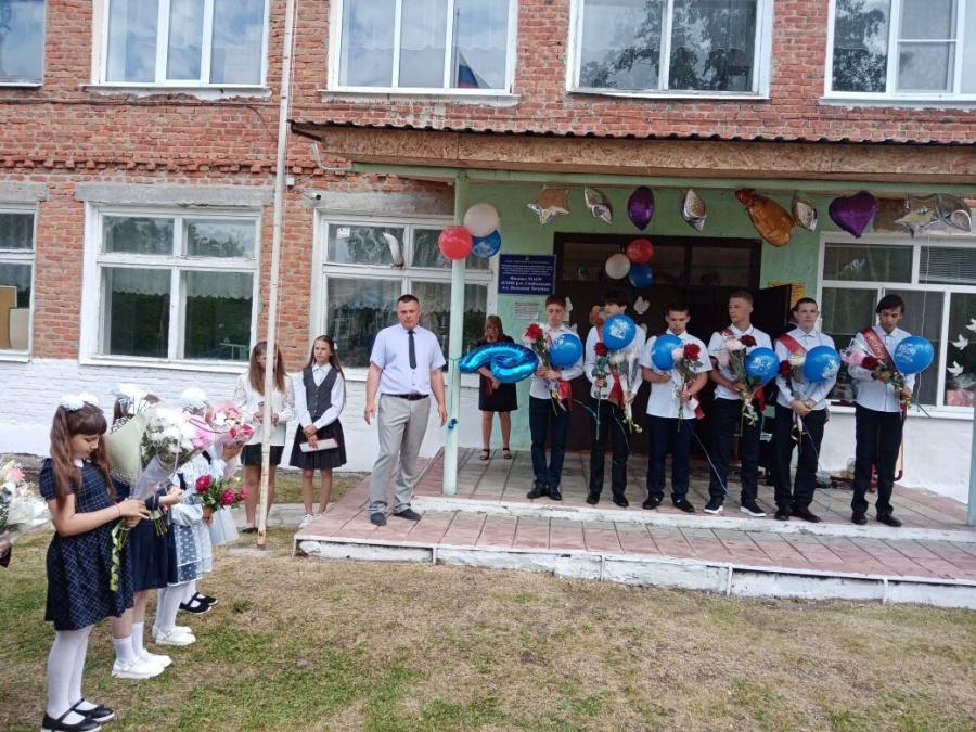 Последний звонок: глава администрации Большечечуйского МО Дмитрий Горшков поздравил выпускников