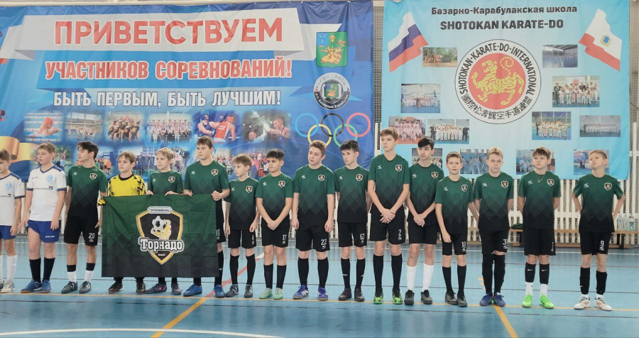 В эти минуты в детско-юношеской спортивной школе проходят соревнования по футболу, посвященные 80-летию Победы в Великой Отечественной войне