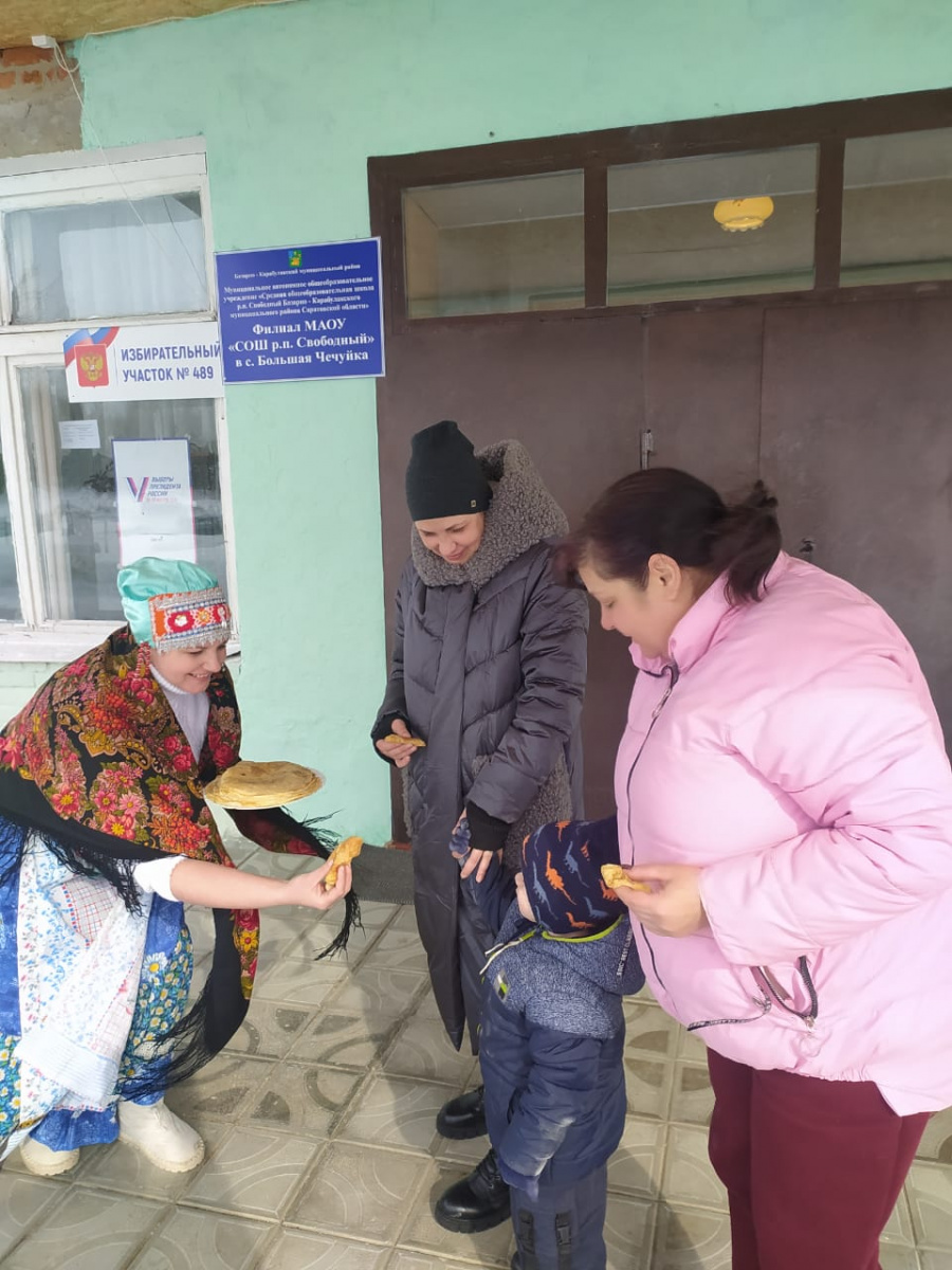 Директор Большечечуйского СДК поздравила избирателей с Масленицей на избирательном участке 489 и угостила их блинами