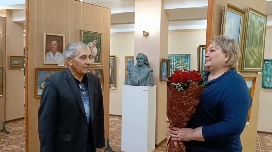 В день настоящих мужчин глава района Н.В. Трошина поздравила с  юбилеем замечательного человека, высокого интеллектуального, творческого профессионала во всём, за что бы он не брался, настоящего патриота своей малой родины и любимой страны В. В. Лапшина