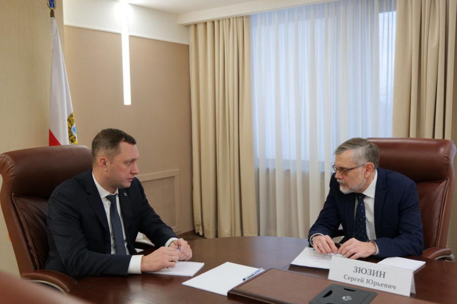 Губернатор Роман Бусаргин встретился с новым руководителем Александрово-Гайского района Сергеем Зюзиным Губернатор Роман Бусаргин встретился с новым руководителем Александрово-Гайского района Сергеем Зюзиным
