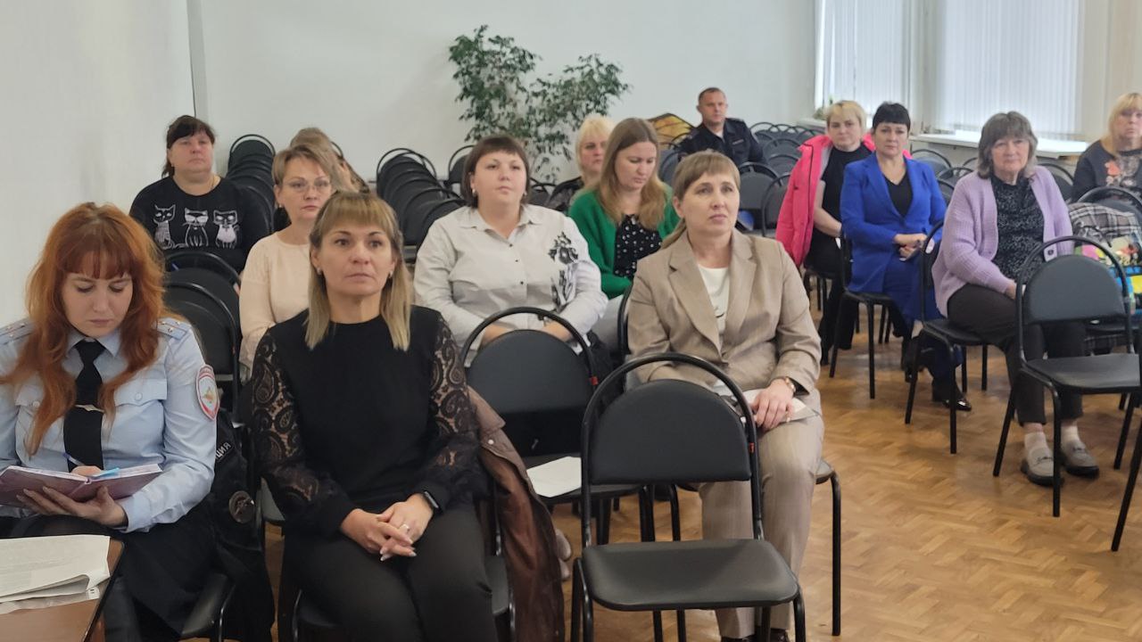 В минувшую пятницу в зале заседаний администрации района состоялось заседание комиссии по делам несовершеннолетних и защите их прав