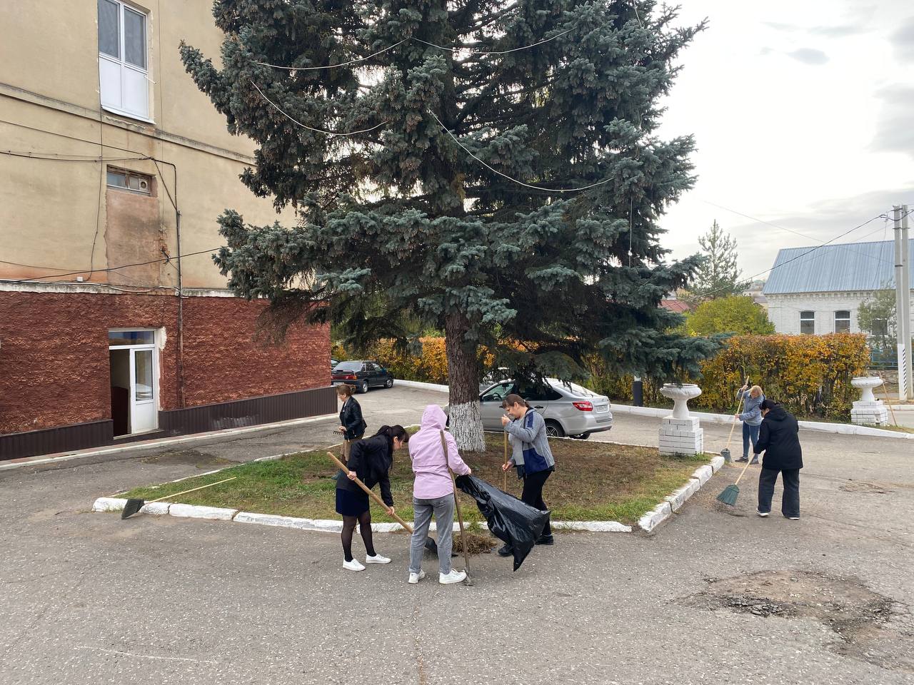 Коллектив администрации района провёл субботник