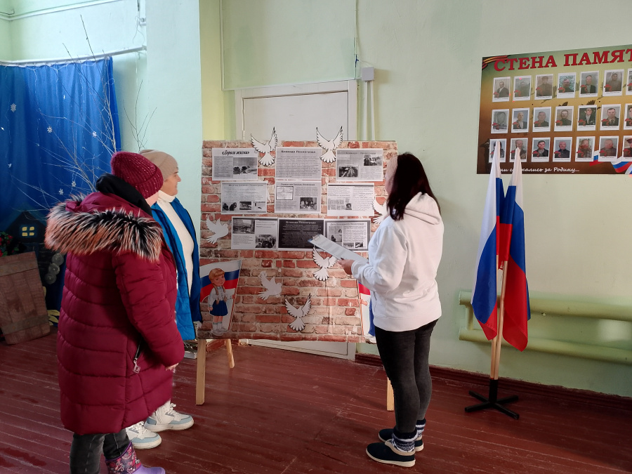В День полного освобождения Ленинграда от фашистской блокады 27 января на базе Большечечуйского СДК руководитель кружков Столярова Юлия провела исторический час памяти «Блокадные дни Ленинграда»