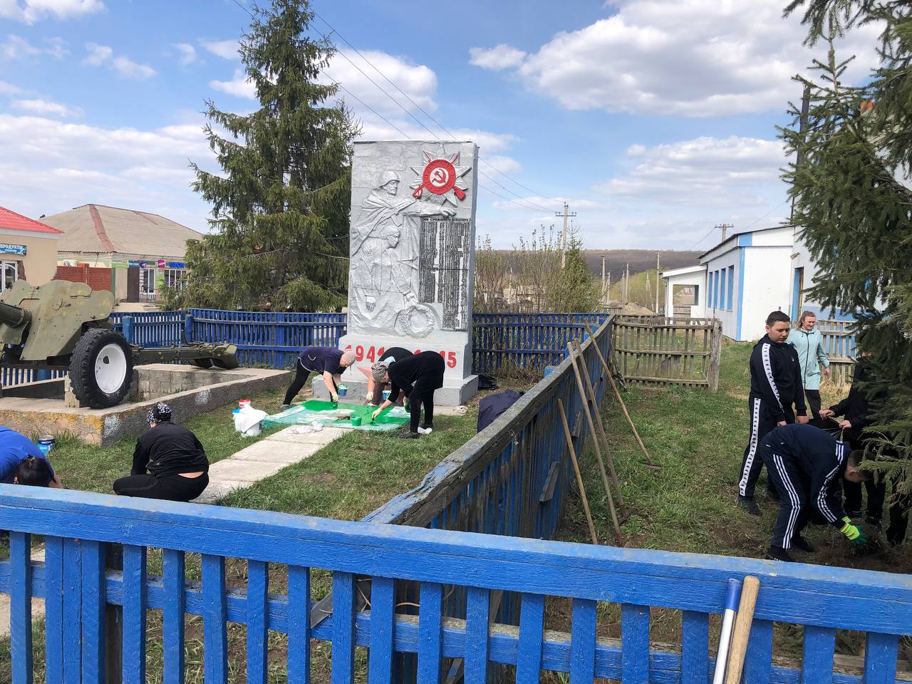 При содействии коллектива администрации Яковлевского МО завершено благоустройство памятников
