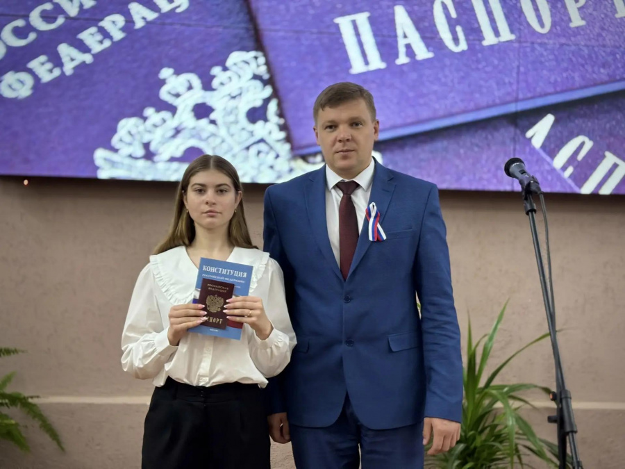 Глава района Андрей Кушнарёв на торжественном мероприятии, приуроченном ко Дню Государственного флага Российской Федерации, вручил первые паспорта юным жителям района