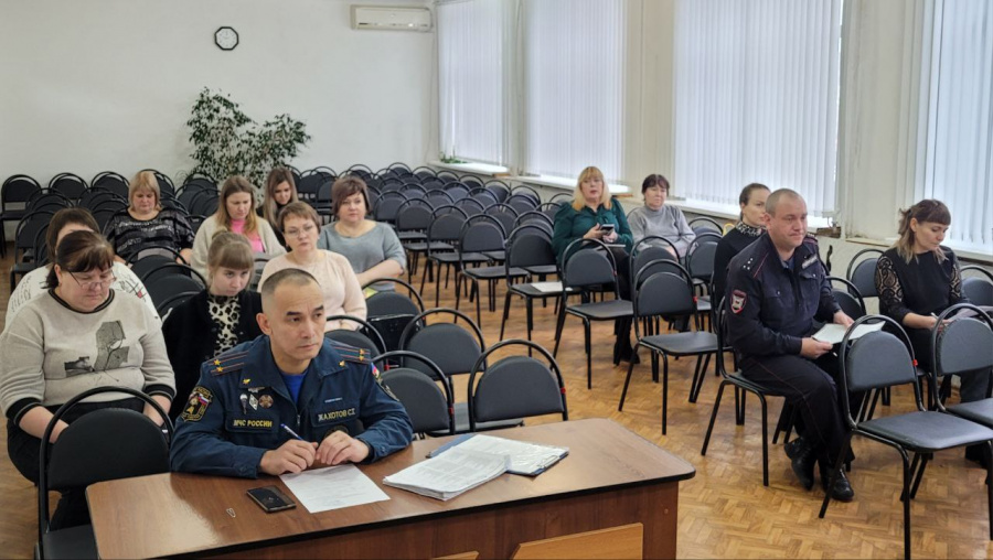 В администрации района прошло заседание комиссии по делам несовершеннолетних и защите их прав В администрации района прошло заседание комиссии по делам несовершеннолетних и защите их прав