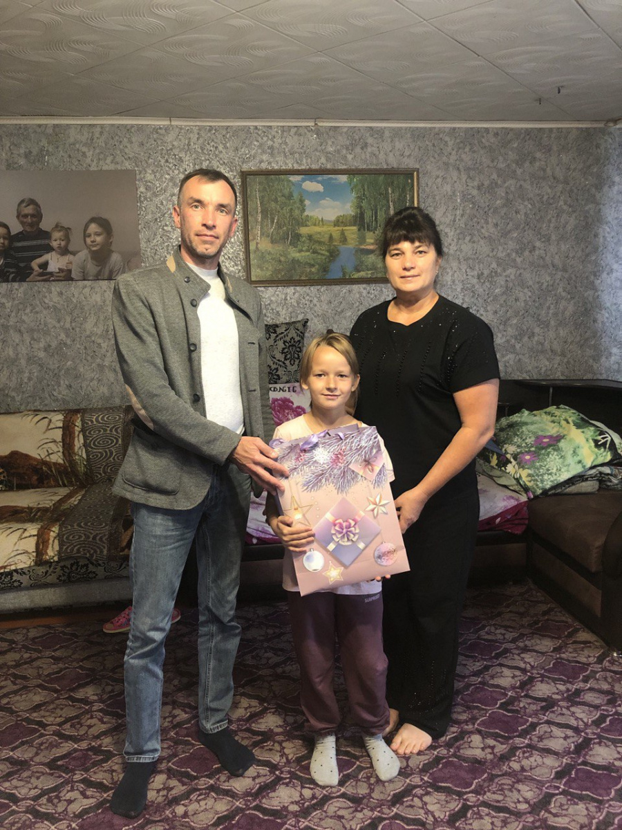 Глава администрации Яковлевского муниципального образования Р. Г. Тугушев преддверии Дня знаний принял участие в  доброй акции «Собери ребенка в школу»