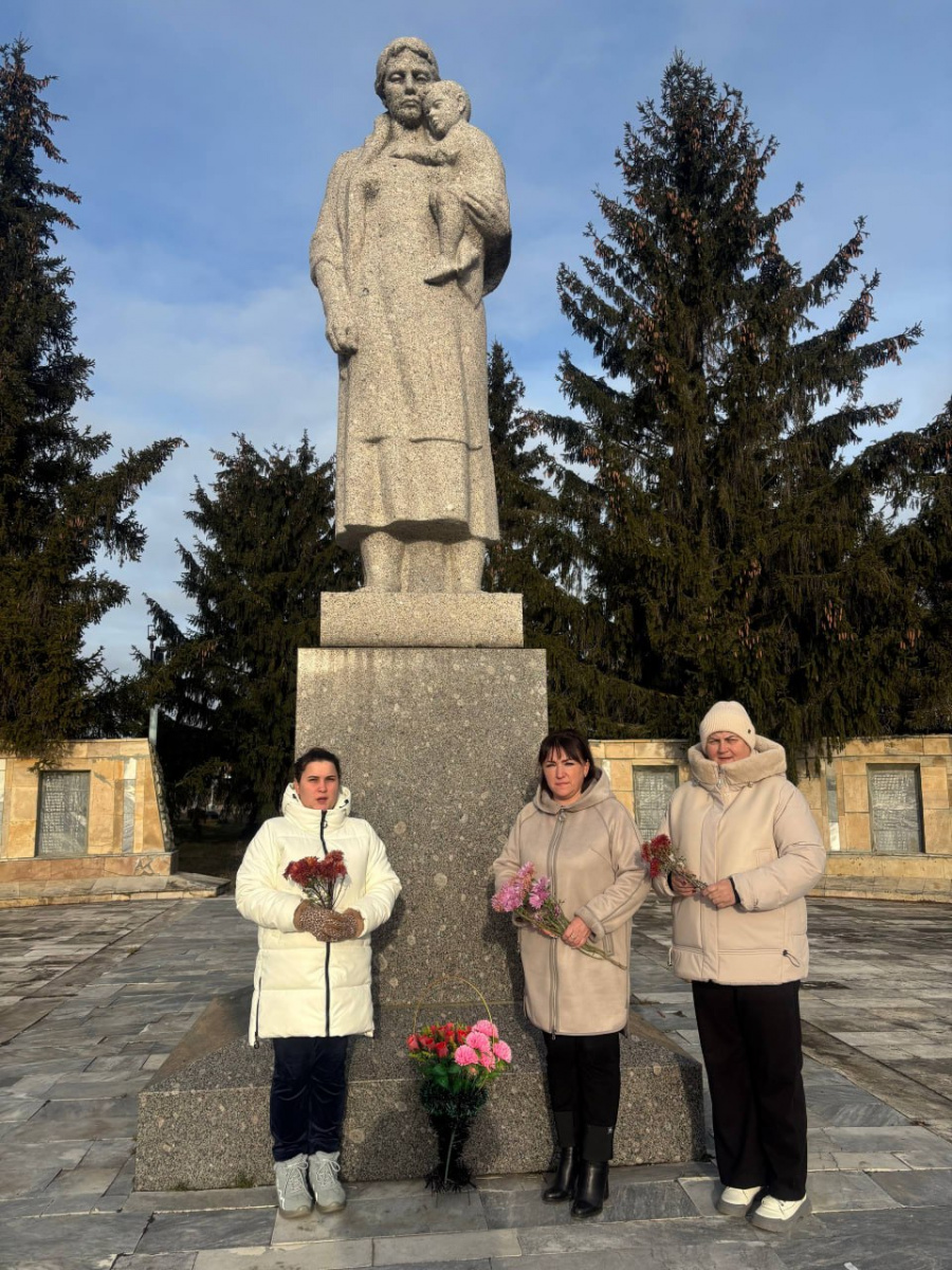 В День героев Отечества врип главы администрации Старобурасского МО Ирина Чернышова приняла участие в церемонии возложения цветов к воинским мемориалам