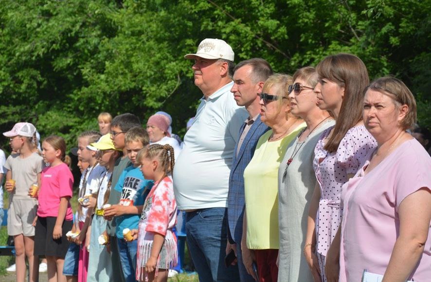 Начальники управления культуры и образования администрации Базарно-Карабулакского района Е. В. Карандина и Е. Н. Симонова приняли участие в праздничном мероприятии ко Дню защиты детей в Репьевке