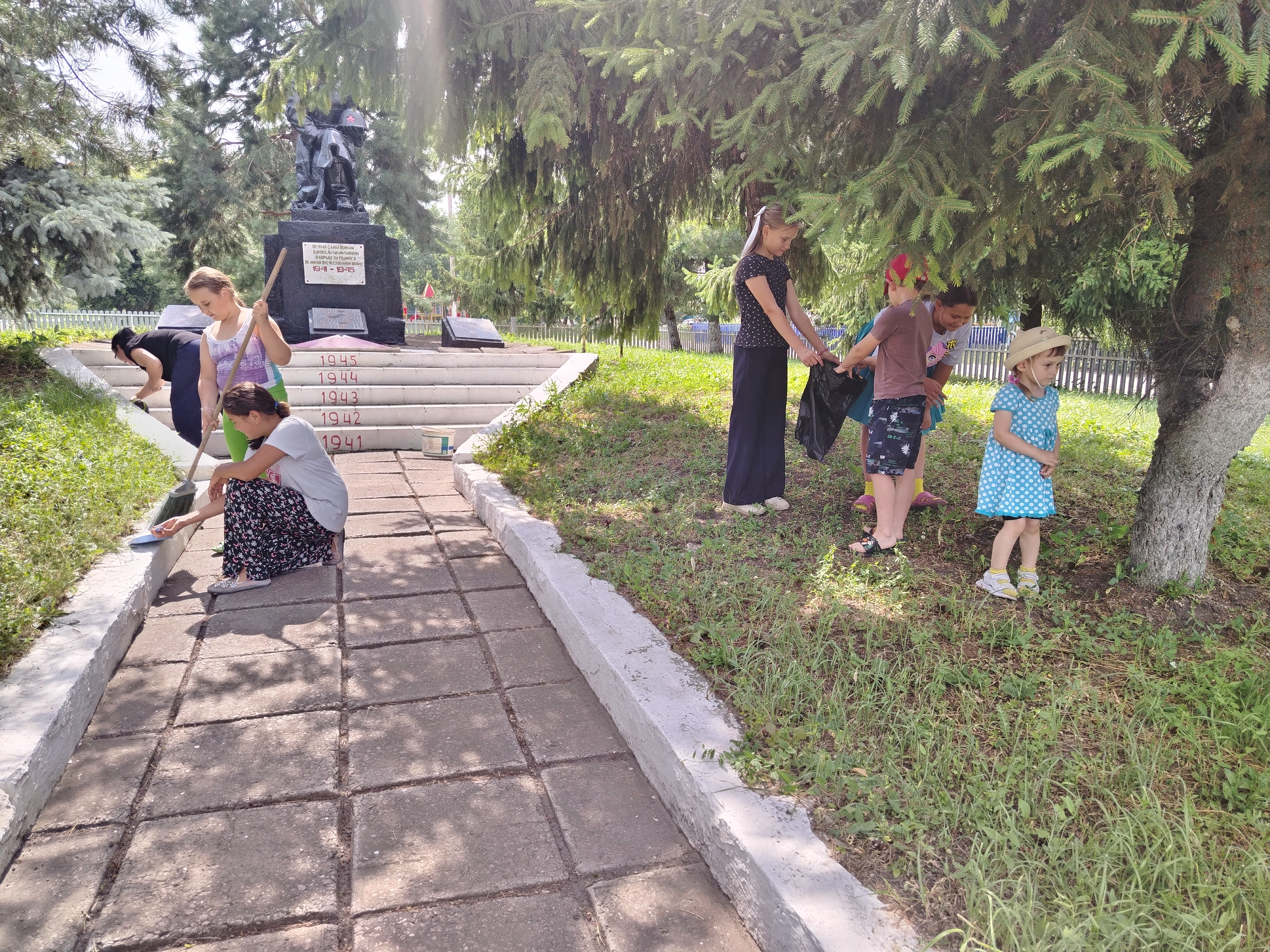 В сельском доме культуры села Тепляковка ребята из клуба "Юный патриот" приняли октивное участие в уборке памятника